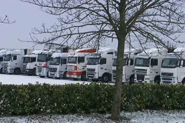 Plus de 600 camions bloqués sur le parking du Futuroscope ce vendredi matin