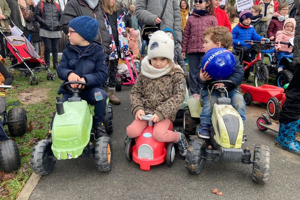 Inspirés par les blocages des agriculteurs, les parents d'élèves de Bort-l'Étang ont fait manifester leurs enfants sur des mini-tracteurs, dimanche 11 février 2024.