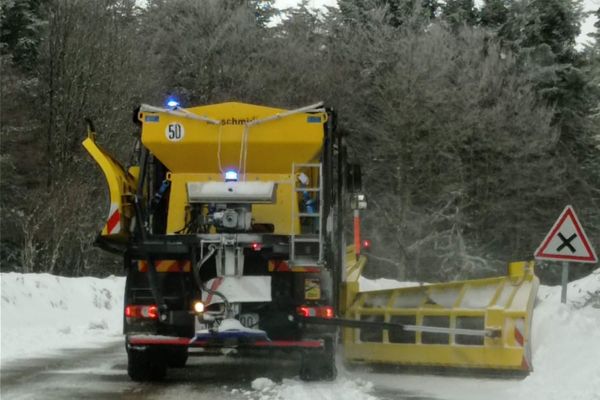 L'épisode de froid s'abat sur le Languedoc-Roussillon. Les premières neige sont tombées cette nuit en Lozère, dans l'Aude, le Gard et les Pyrénées-Orientales.