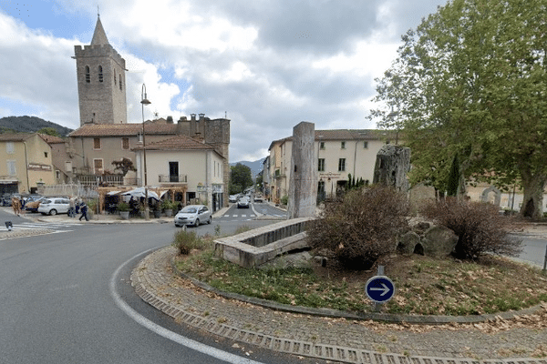 Saint-Pons-de-Thomières (Hérault) - la place du foirail en centre-ville - archives.