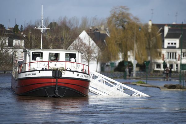 Point de vue image du monde : à Pontivy une péniche isolée au milieu de la crue du Blavet