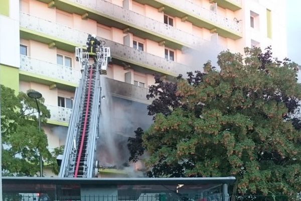 Un incendie survient dans une tour du quartier de l'Argonne, au nord-est d'Orléans, le 14 juillet 2016