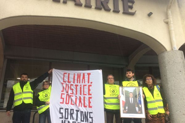 Des militants climat d'"Action Non Violente-COP 21", ont dérobé le portrait du président Emmanuel Macron, à la mairie de Poisat près de Grenoble, mercredi 3 avril 2019.