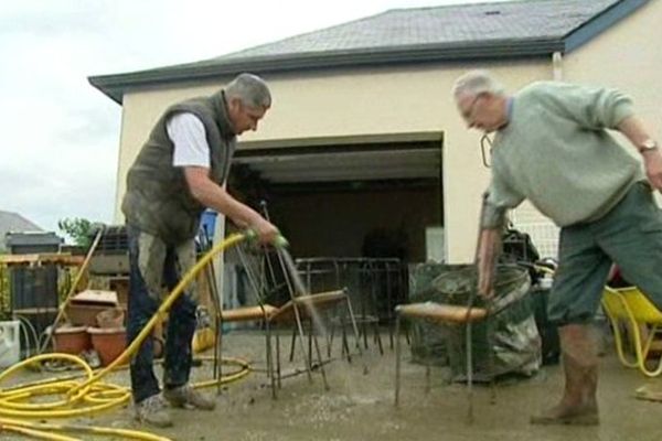 Les sinistrés ont commencé le grand nettoyage jeudi. 