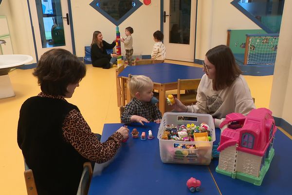 À Lamorlaye, dans l'Oise, le centre social emploie 43 personnes qui accueillent les enfants de 300 familles.