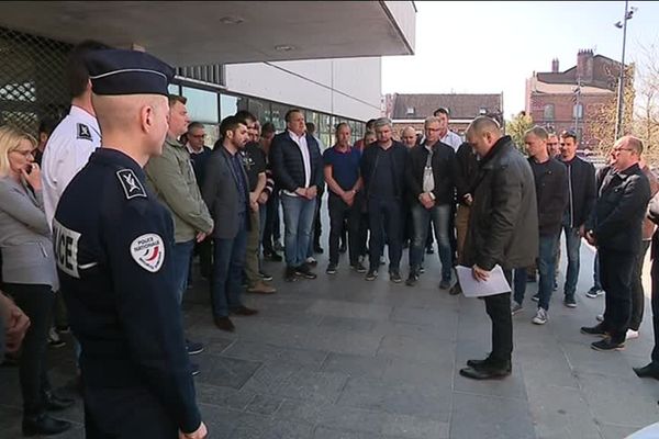 Minute de silence devant l'Hôtel de Police de Lille en hommage aux 28 policiers qui se sont suicidés depuis le début de l'année.