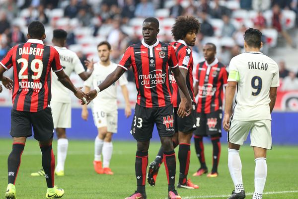 Malang Sarr, 17 ans, titulaire en défense centrale de l'OGC Nice maillot 33.