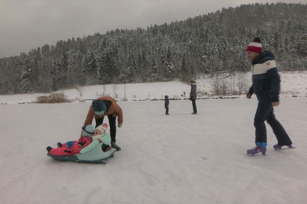 Des familles venues de Lyon, de Genève et de l'Ain se croisent sur la patinoire naturelle du Poizat-Lalleyriat.