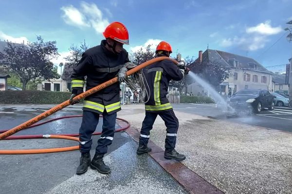 Démonstration d'extinction d'un feu de voiture par de jeunes pompiers volontaires