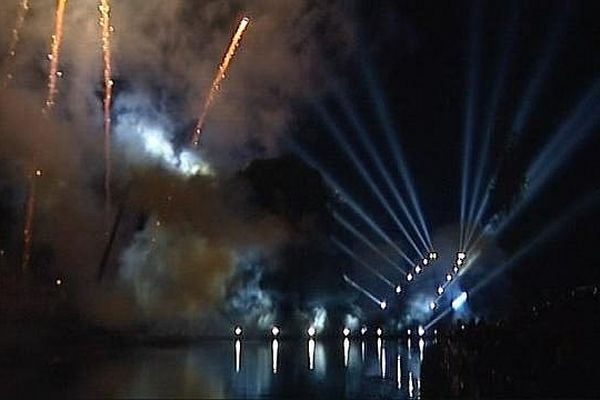 Depuis 47 ans, le feu d'artifice de Rogny-les-Sept-Ecluses, dans l'Yonne, attire des milliers de visiteurs chaque dernier samedi du mois de juillet