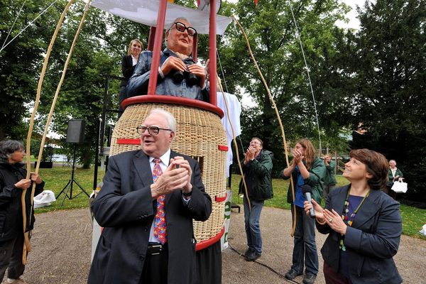 Martine Aubry et Pierre Mauroy applaudisse le geant "Reuze quinquin" fabriqué à l'effigie de Pierre Mauroy. 