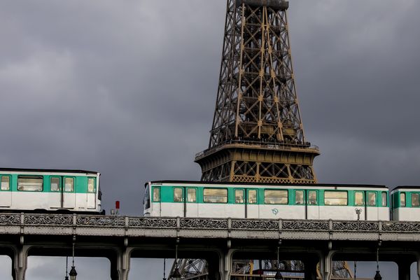 La circulation des trains est interrompue sur la ligne 6 du 1er juillet au 1er septembre entre Montparnasse et Trocadéro, et du 15 au 18 août de Trocadéro à Charles de Gaulle-Etoile. 