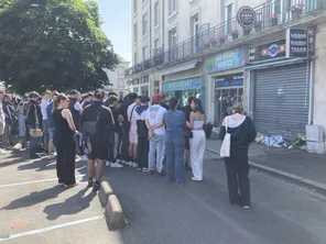 Un rassemblement se tient avenue du Général-de Gaulle à Saumur devant le restaurant où le jeune homme a trouvé la mort.