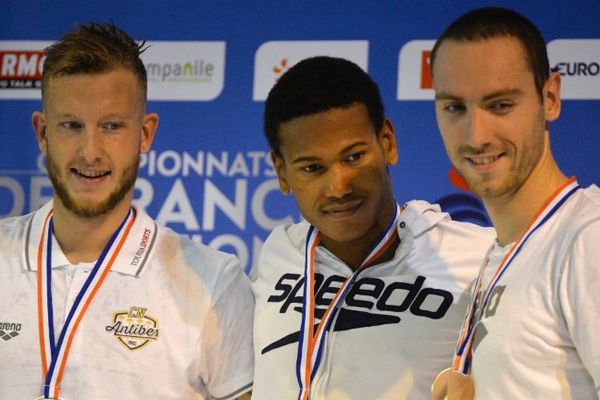 Joris Bouchaut, au centre après sa victoire en 800m nage libre aux championnats de France de natation en petit bassin 2015 à Angers.