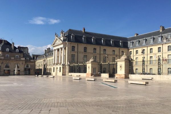 La place de la Libération, à Dijon, face à la mairie.