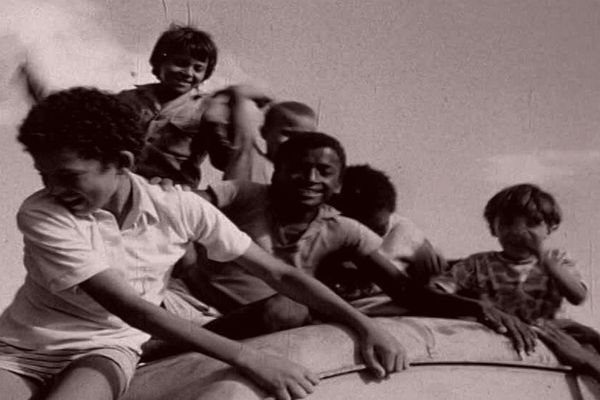 Entre 1963 et 1982, sur l'île de la Réunion, plus de deux-mille enfants et adolescents ont été enlevés à leur famille par l'administration française.