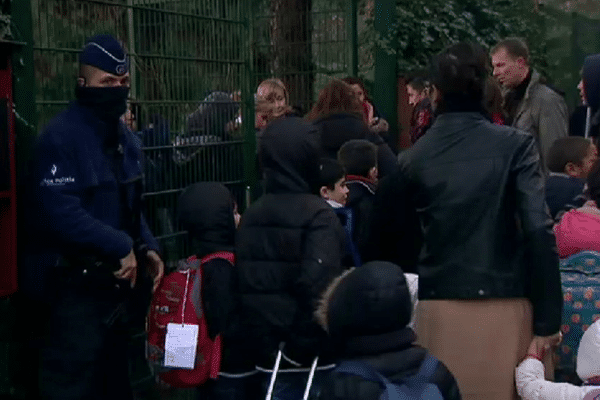 Les écoles, fermées depuis lundi, rouvrent leurs portes sous haute surveillance mercredi 25 novembre à Bruxelles.