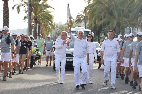 18 juin 2024, Nice (Alpes-Maritimes) : Philippe Murris porte la flamme des Jeux Olympiques de Paris 2024.