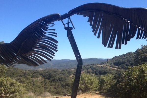 Un corbeau géant déploie ses ailes au gré du vent