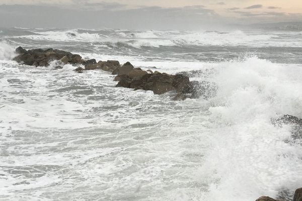 A Palavas, les vagues sont impressionnantes ce 11 décembre 2017