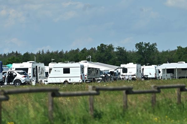 Dimanche 26 mai, une centaine de caravanes se sont installées illégalement sur les terrains de foot de Tournefeuille (Haute-Garonne).