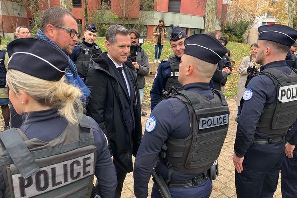 Le ministre délégué à la sécurité du quotidien et le maire de Villeurbanne se font présenter les douze policiers de la BST destinée au quartier du Tonkin.