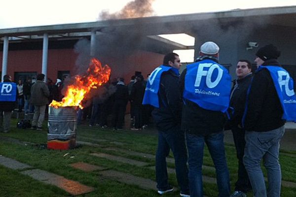 Une soixantaine de surveillants bloquent depuis 6 heures ce mardi matin le centre pénitentiaire de Condé-sur-Sarthe