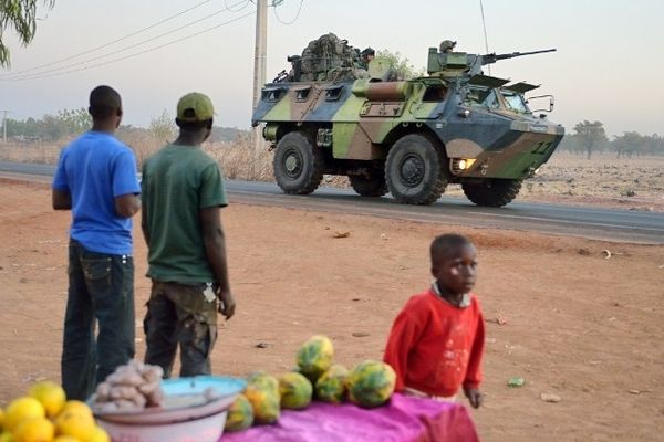 Les forces françaises sont présentes pour faire reculer les groupes terroristes.