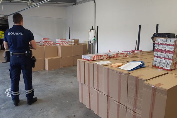 Les douaniers d'Amiens ont saisi l'équivalent de 92 000 paquets de cigarettes lors de deux saisies jeudi 26 septembre 2024.