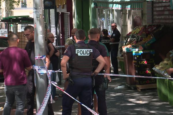 Un policier utilise son arme de service sur un homme qui le menace, boulevard des Dames, dans le 2e arrondissement de Marseille.