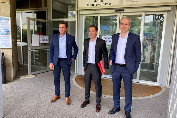 Jean-Martin Mondoloni, Jean-Sébastien de Casalta et Jean Zuccarelli devant la préfecture de Bastia le 2 juin dernier