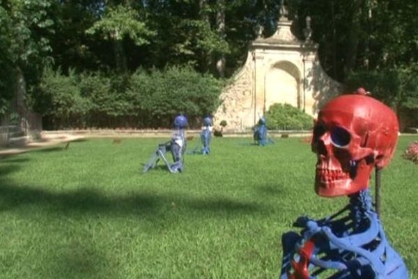 Les squelettes exquis de Jean Vérame au Château de la Barben.