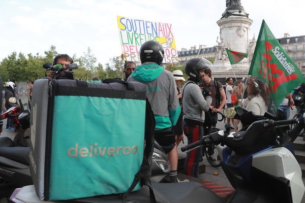 En août, à Paris, les livreurs Deliveroo rassemblés pour une manifestation. 