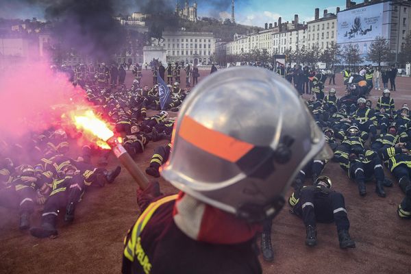 Les pompiers du Rhône manifestaient, à Lyon le mardi 27 novembre 2018, pour dénoncer les manques d'effectifs, et les agressions dont ils sont régulièrement victimes.