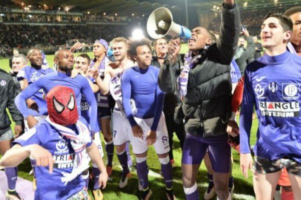 Les joueurs du TFC tout à leur joie après arraché une victoire 3 à 2 à Angers et assuré ainsi leur maintien en 2016