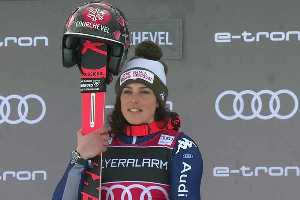 L'italienne Federica Brignone termine sur la première marche du podium pour le géant dame lors de la coupe du monde de ski alpin à Courchevel