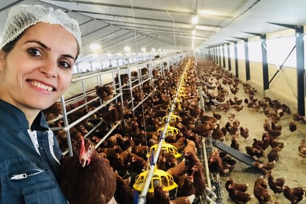 Lucie, avicultrice dans sa ferme au sud de la Vendée.