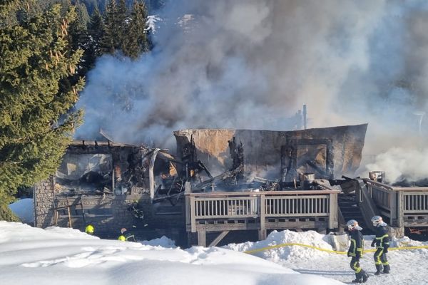 Un restaurant de la station de Megève a été entièrement détruit par les flammes, ce vendredi 31 décembre.