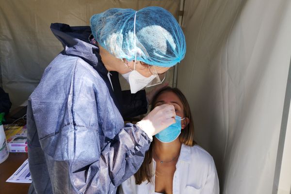 En Pays de la Loire, le nombre de personnes atteintes par la Covid-19 continue d'augmenter