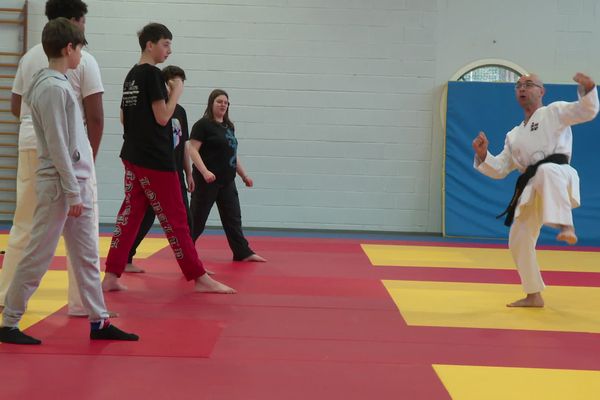 Thierry Kertzinger, champion de France de karaté handisport, sur le tatami avec des collégiens de Seltz