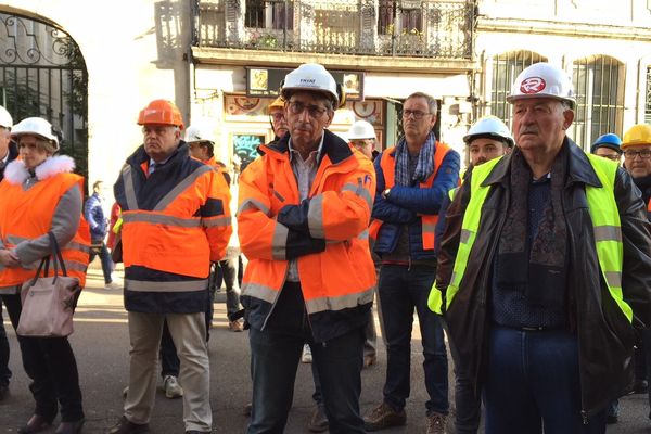 Les entrepreneurs de Travaux Publics réunis devant la Préfecture de Région à Dijon lundi 5 novembre