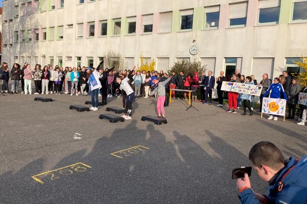 Après une cérémonie d'ouverture avec l'ensemble des classes, les élèves ont entamé une séance de danse et step.