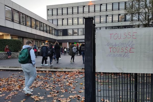 70% des enseignants du lycée Baudelaire de Roubaix sont en grève pour dénoncer le protocole sanitaire renforcé impossible à appliquer dans leur établissement. 