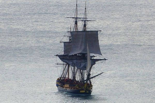 Il faut vingt équipiers pour "serrer" la grand' voile