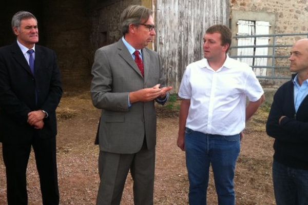 Arnaud Cochet, préfet de l'Allier, est venu visiter une exploitation agricole du département, pour se rendre compte des difficultés rencontrées par la profession.