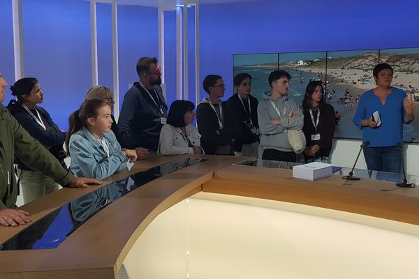 Christelle Massin accompagne les téléspectateurs sur le plateau de France 3 Nord Pas-de-Calais.