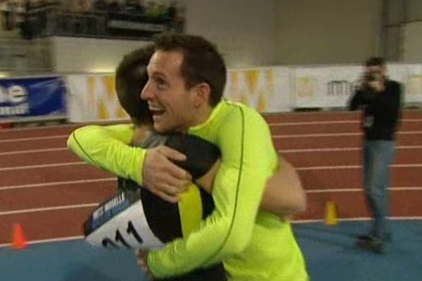 Renaud Lavillenie enlace son frère. Valentin vient de franchir la barre des 5,70 mètres.