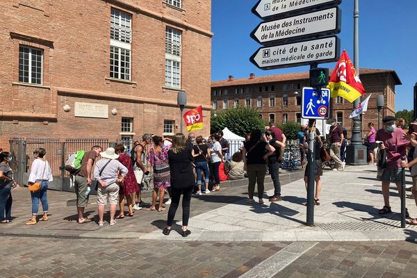 Une soixantaine de personnes a manifesté contre l'obligation vaccinale des soignants, ce lundi 30 août 2021.