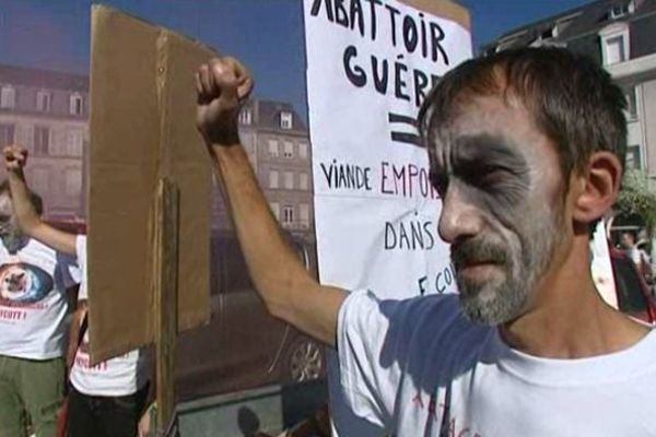 La manifestation contre l'abattoir exclusivement rituel de Guéret ce matin devant la préfecture creusoise. 