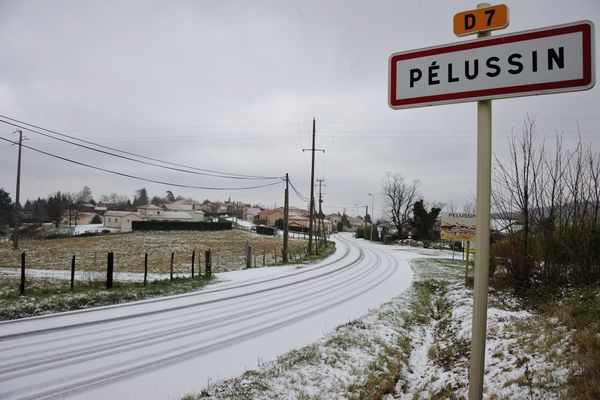 Le froid, la neige... Un sans domicile fixe a appelé au secours le 17 dans la nuit du 24 au 25 décembre 2020. Faute de pouvoir l'emmener vers un hébergement d'urgence, les gendarmes l'ont accueilli dans leur brigade de Pélussin, dans la Loire.